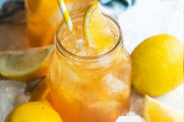 An arnold palmer in a mason jar with a lemon wedge garnish.