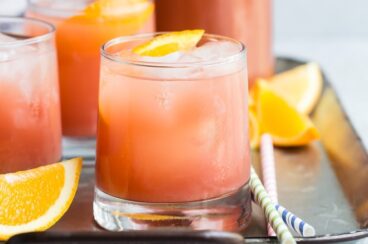 A new mother mocktail in glasses on a silver platter.