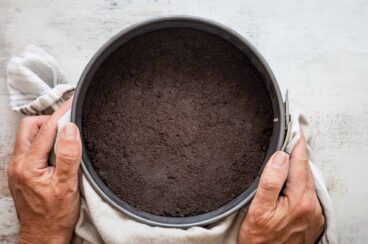 Someone holding an oreo cookie crust.